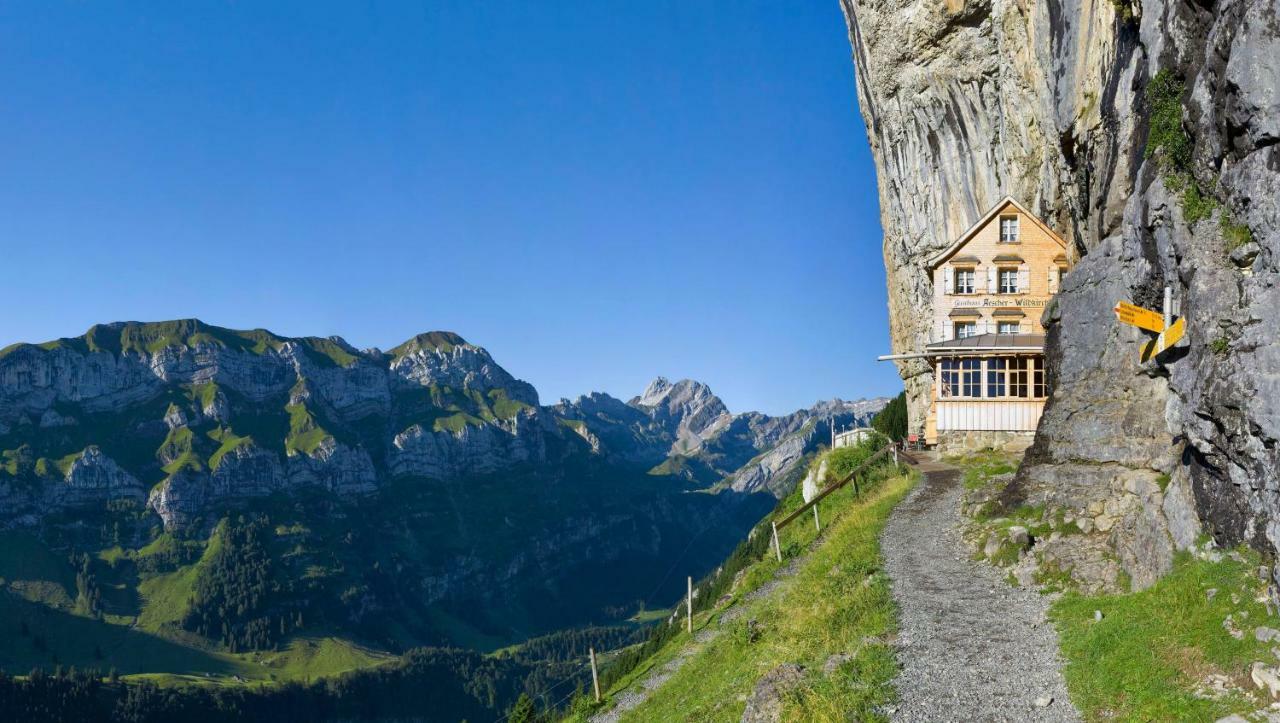 Hof Lodge *